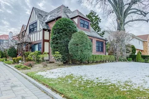 24-40 Little Neck Blvd, Bayside, NY 11360