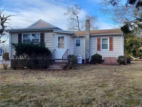 25 Pine St, Westhampton Beach, NY 11978