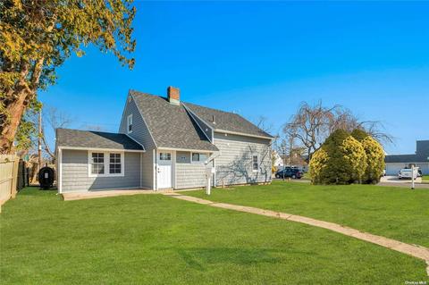 2 Turn Ln, Levittown, NY 11756