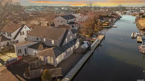 2 Cedar Ln, Massapequa, NY 11758