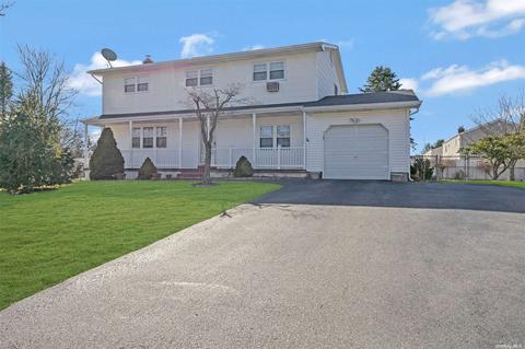 14 Sandra Dr, Patchogue, NY 11772 photo 1