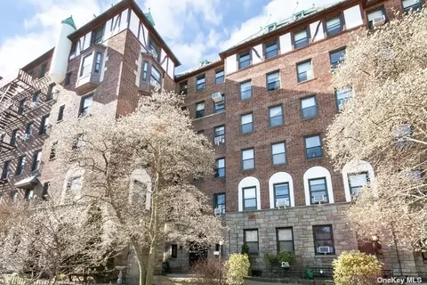 77-20 Austin St #4F, Forest Hills, NY 11375