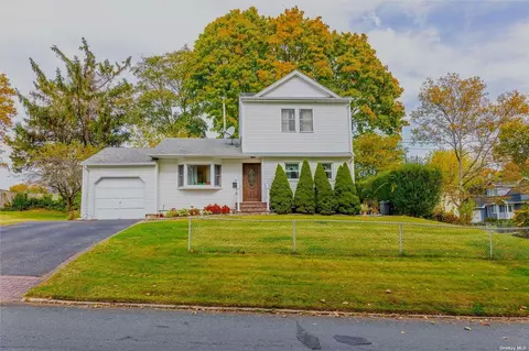 15 Grand Haven Dr, Commack, NY 11725