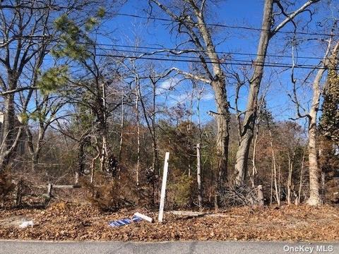 15 Spruce St, Selden, NY 11784