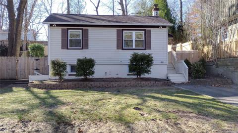 10 Iroquois Trl, Ridge, NY 11961