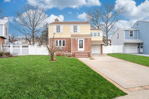 146 Nassau St, Elmont, NY 11003