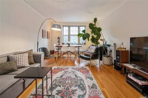 68-37 108th St #2C, Forest Hills, NY 11375