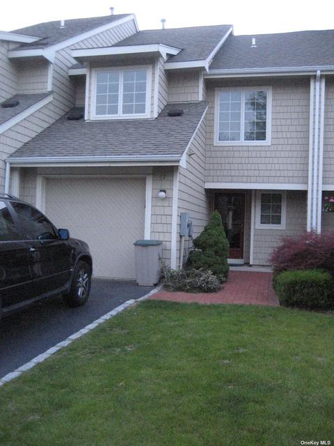 17 Doral Ln #17, Bay Shore, NY 11706