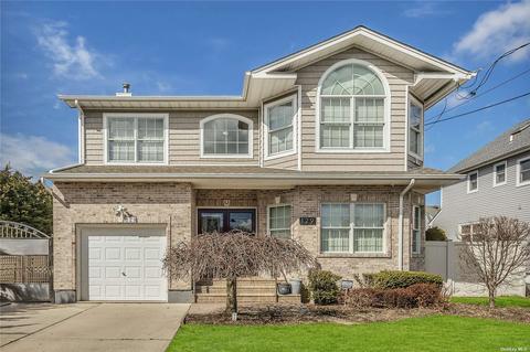129 7th St, Hicksville, NY 11801
