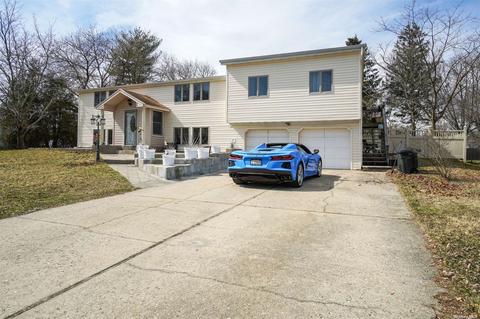 9 Freshman Ln, Stony Brook, NY 11790