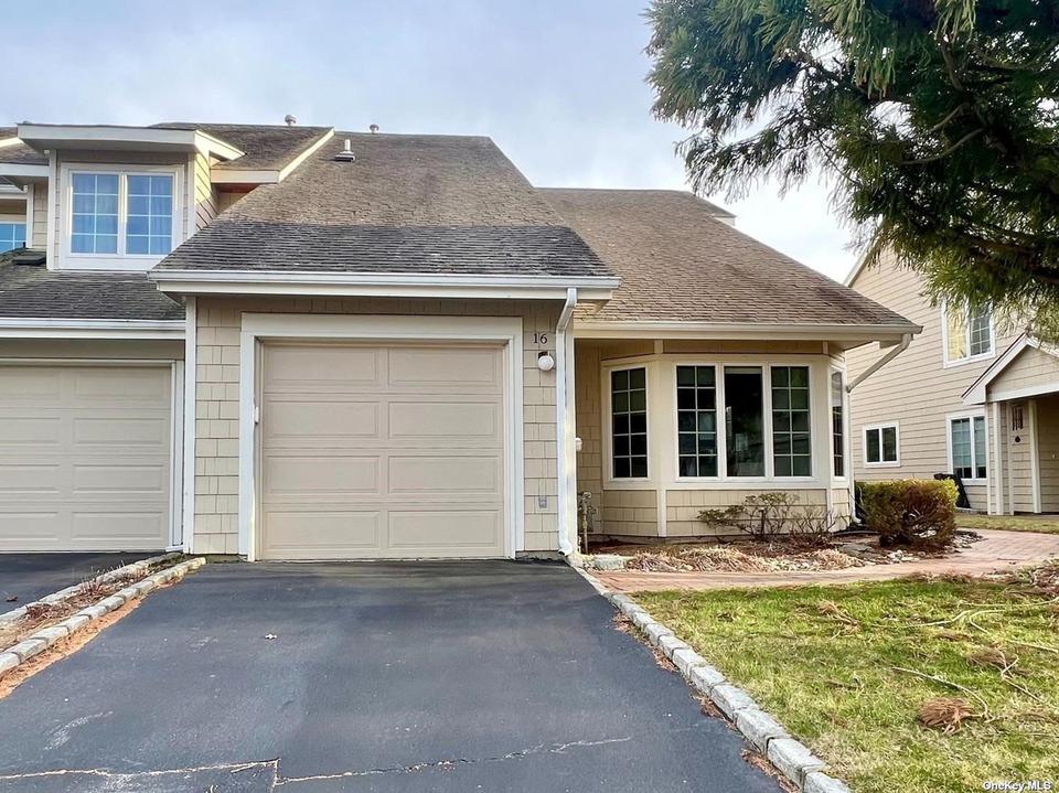 16 Pleasant Ln 16, Bay Shore, NY 11706 1 photo Movoto