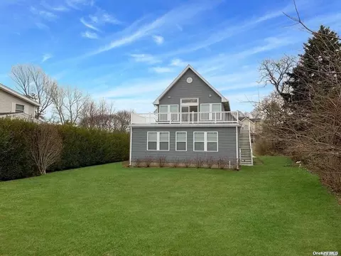 11 Peconic Cres, Hampton Bays, NY 11946