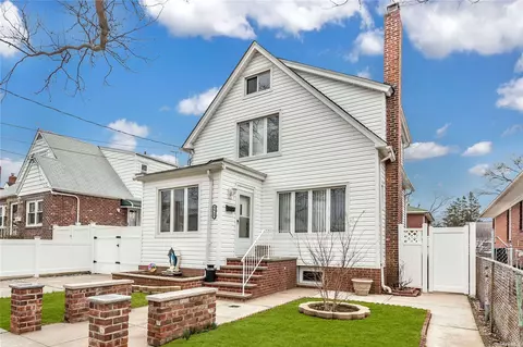 86-15 262nd St, Floral Park, NY 11001
