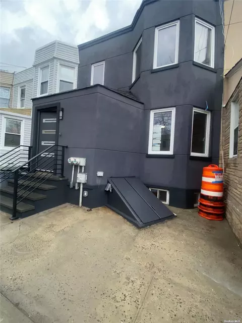 65-07 Admiral Ave, Middle Village, NY 11379