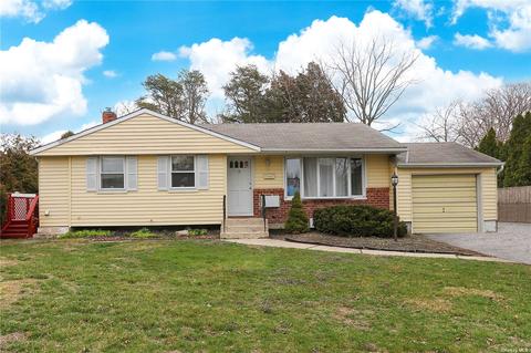 3 Ott Pl, Commack, NY 11725
