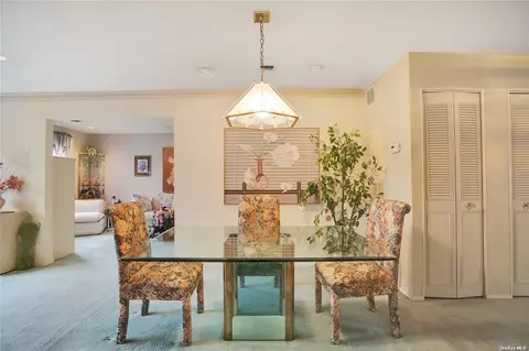 39 W Cambridge W Dr #39, Copiague, NY 11726