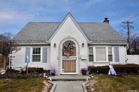 1 Birch E Ct, East Farmingdale, NY 11735