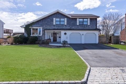8 Crosson Ave, Bayville, NY 11709