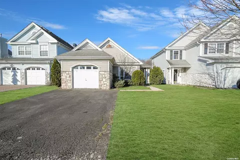 19 Ethan Cir #19, Middle Island, NY 11953
