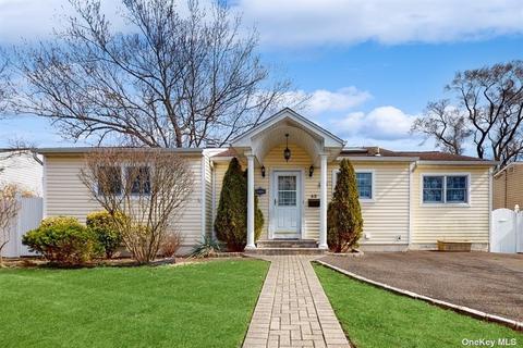 43 Hope Dr, Plainview, NY 11803