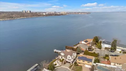 231-19 Bay Ave, Douglaston, NY 11363