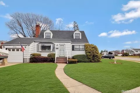 20 Lincoln Gate, Plainview, NY 11803