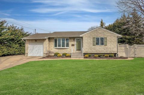 113 Brook St, West Sayville, NY 11796