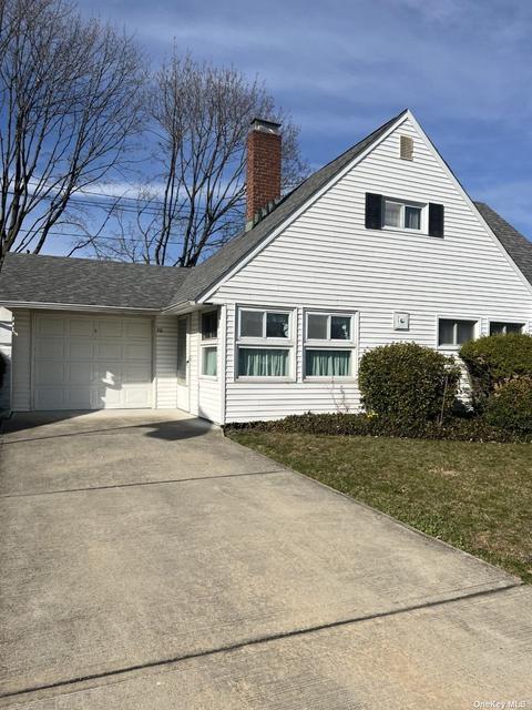 70 Walnut Ln, Hicksville, NY 11801
