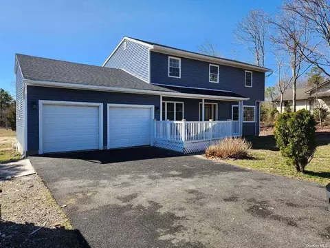 24 Connelly Dr, Medford, NY 11763