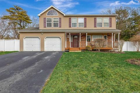 496 Robinson Ave, Patchogue, NY 11772 photo 1