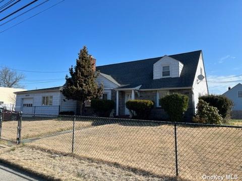 850 Great Neck Rd #A, Copiague, NY 11726