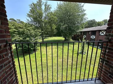 140 Newbrook Ln #140, Bay Shore, NY 11706