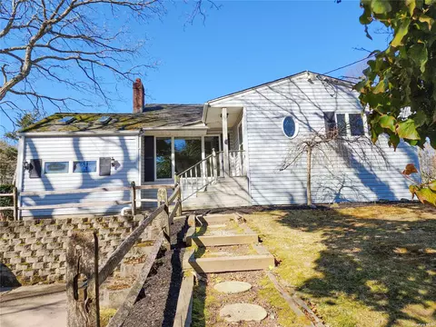 48 Oregon Ave, Medford, NY 11763