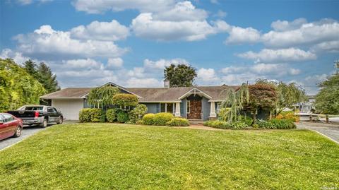 30 Biltmore Ave, Oakdale, NY 11769