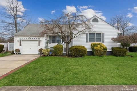 388 S 15th St, Lindenhurst, NY 11757