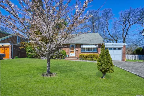 41 Tudor Rd, Farmingdale, NY 11735