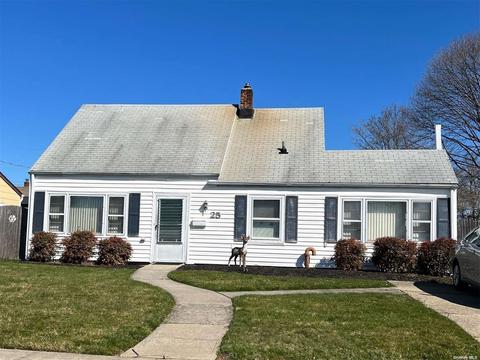 25 Bluejay Ln, Levittown, NY 11756