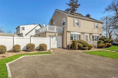 69 School St, Malverne, NY 11565