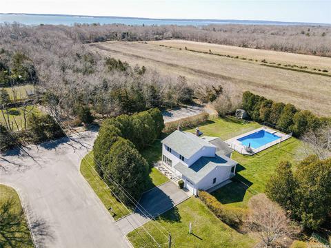 895 Delmar Dr, Laurel, NY 11948