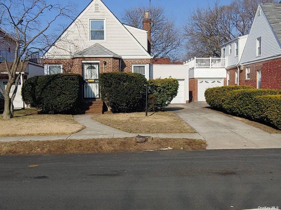 115104 233rd St, Cambria Heights, NY 11411