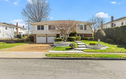 16 Country Village Ln, Manhasset Hills, NY 11040