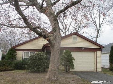 202 Kingston Dr #202, Ridge, NY 11961