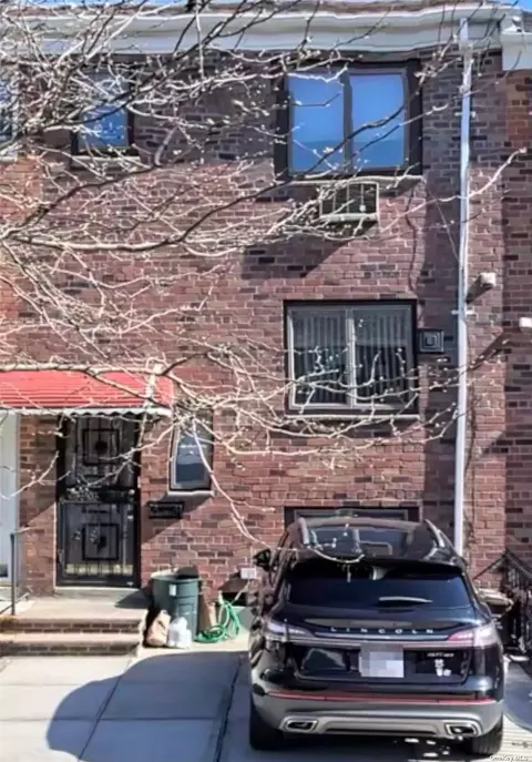 6924 Eliot Ave, Middle Village, NY 11379