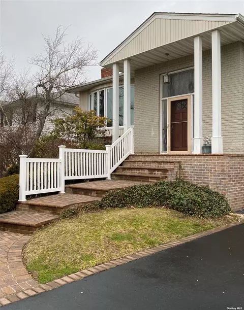 722 Turf Rd, Valley Stream, NY 11581