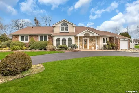 27 Dove Ln, Bay Shore, NY 11706