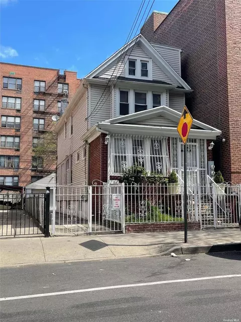 40-65 A Ithaca St, Flushing, NY 11373