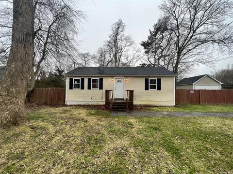 92 Monroe Dr, Mastic Beach, NY 11951