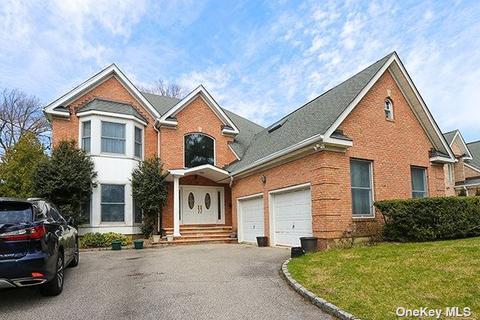 18 Old Searingtown Rd, Albertson, NY 11507