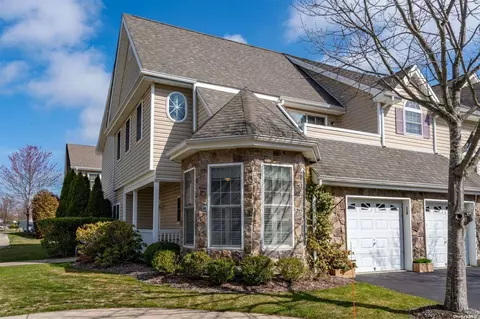 109 Joseph Ln #109, Dix Hills, NY 11746