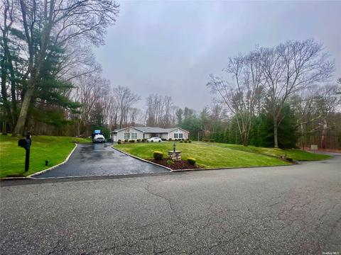 1 Birch Ct, Oyster Bay, NY 11771
